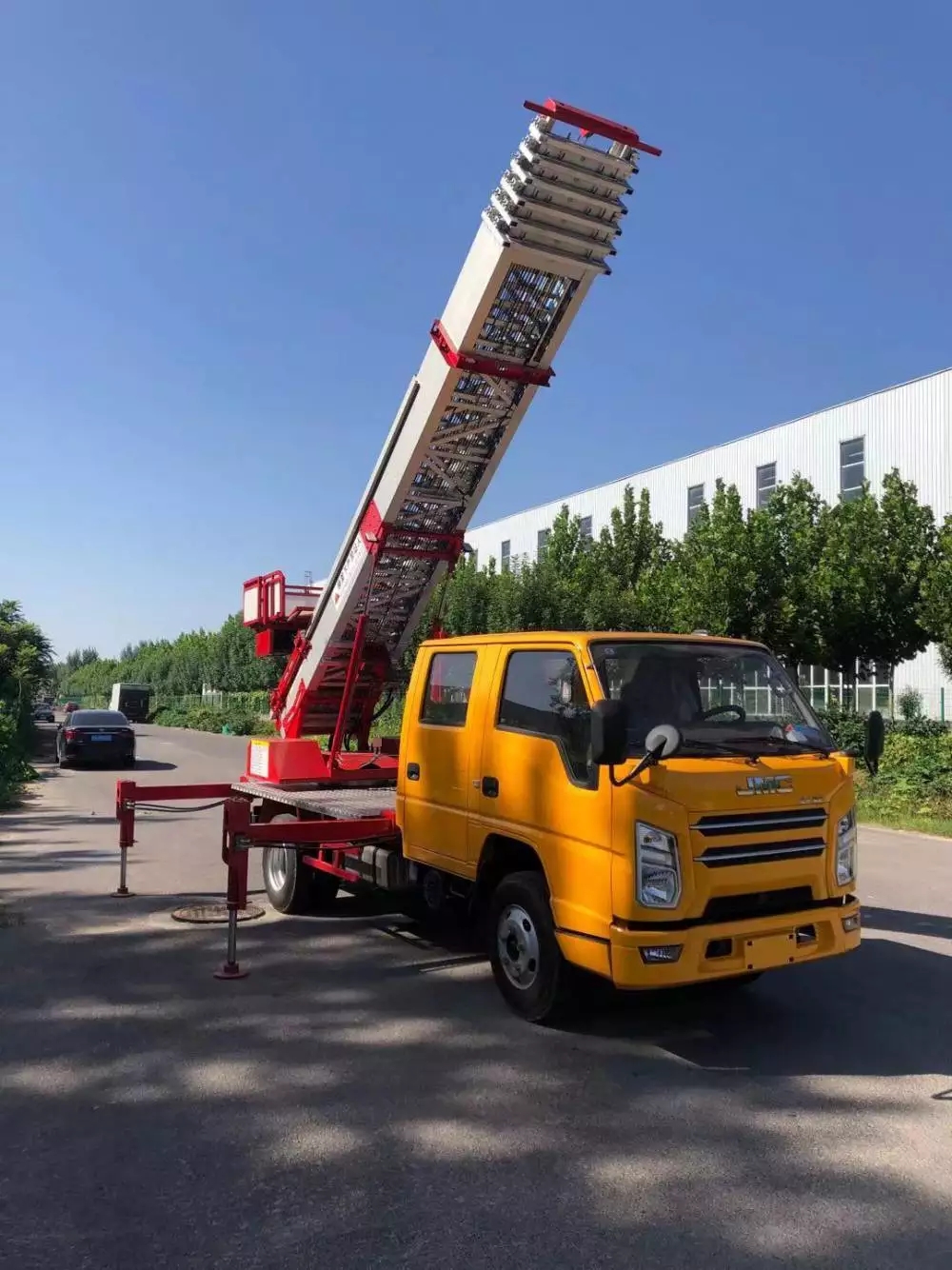 余干县附近的云梯车出租服务：轻松解决高空作业需求